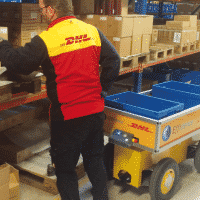 EffiBOT en mode follow me lors d'une préparation de commande chez DHL