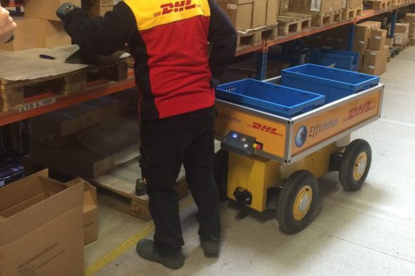 EffiBOT en mode follow me lors d'une préparation de commande chez DHL