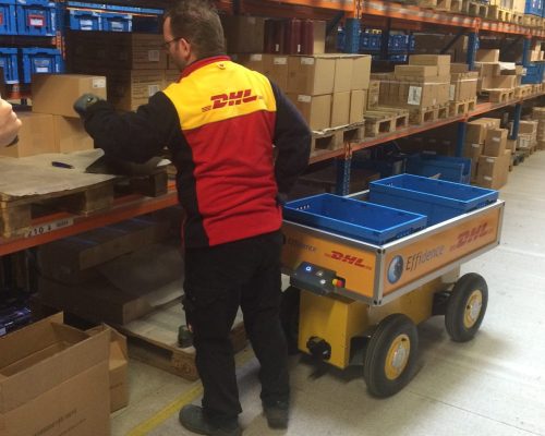 EffiBOT en mode follow me lors d'une préparation de commande chez DHL