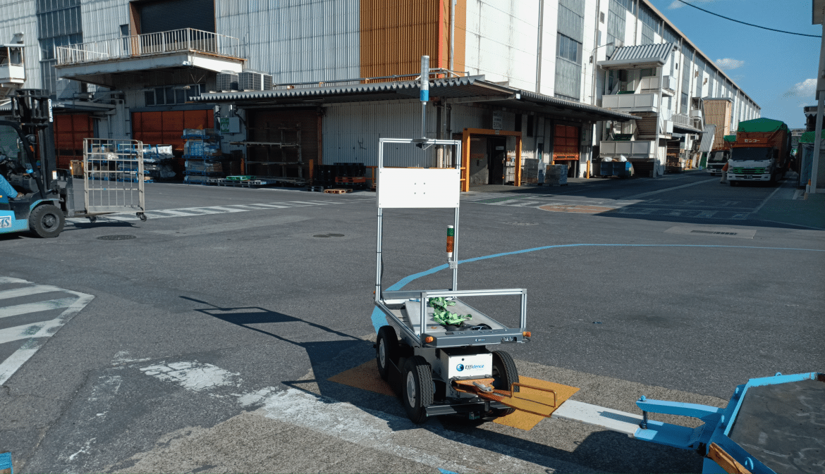 Un EffiBOT outdoor en tren logístico en SEKISUI HEIM