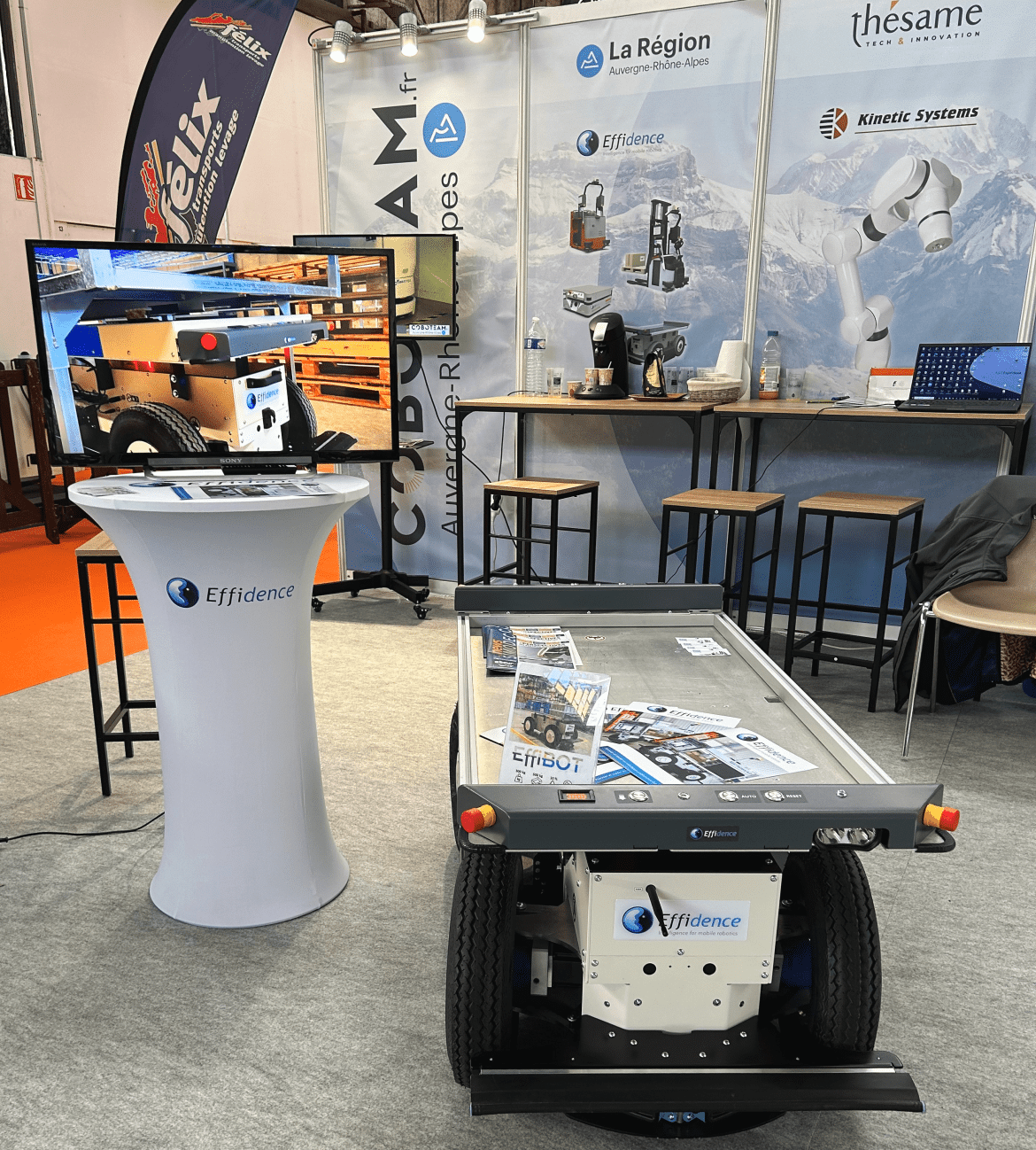 Effidence war mit seinem Indoor-/Outdoor-Roboter EffiBOT auf der Industriemesse SIMODEC am Stand des Clusters COBOTEAM!